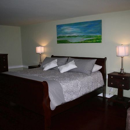 Shea'S Riverside Inn & Motel Essex Екстер'єр фото