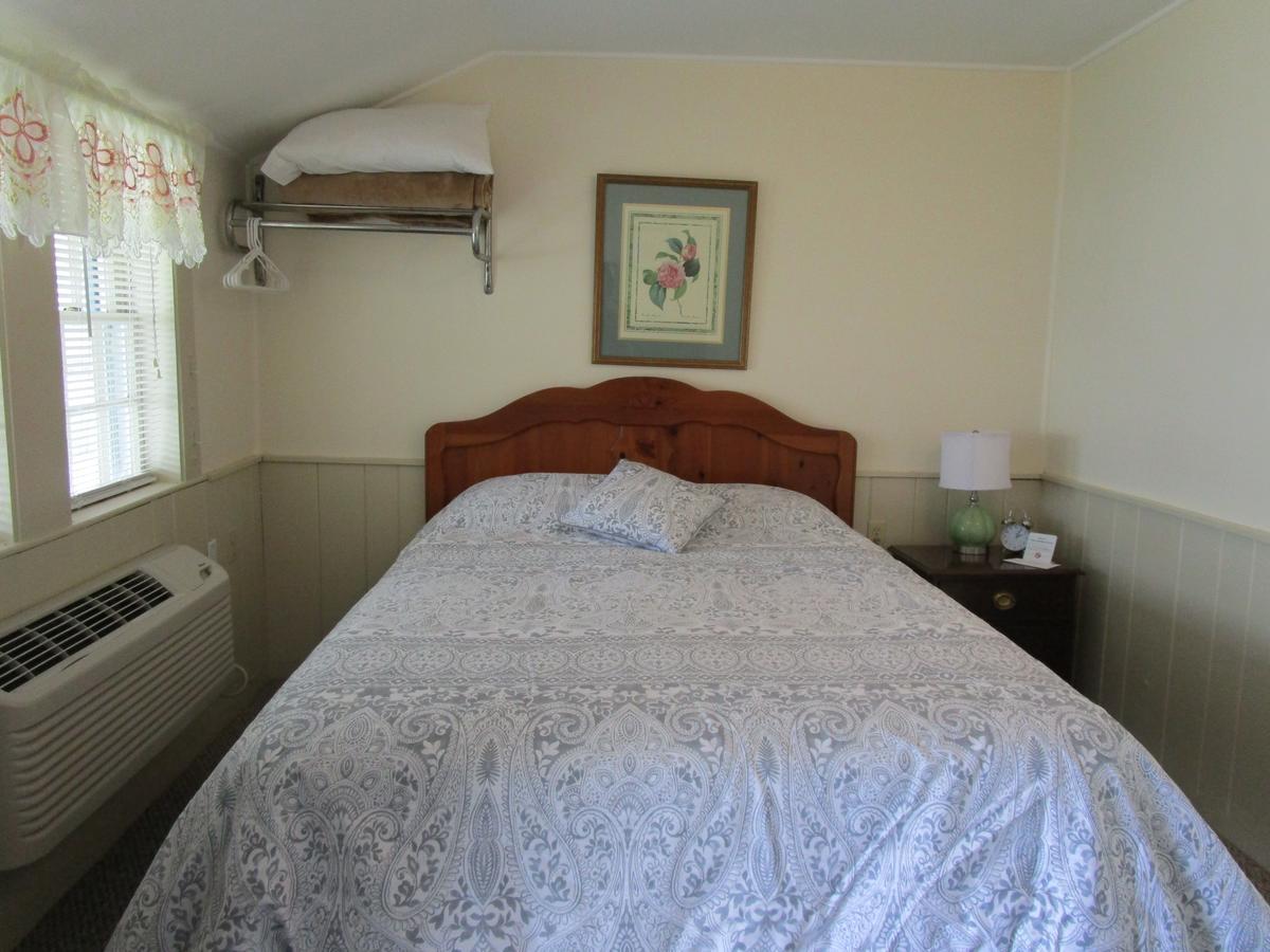Shea'S Riverside Inn & Motel Essex Екстер'єр фото