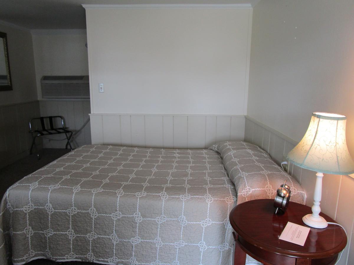 Shea'S Riverside Inn & Motel Essex Екстер'єр фото