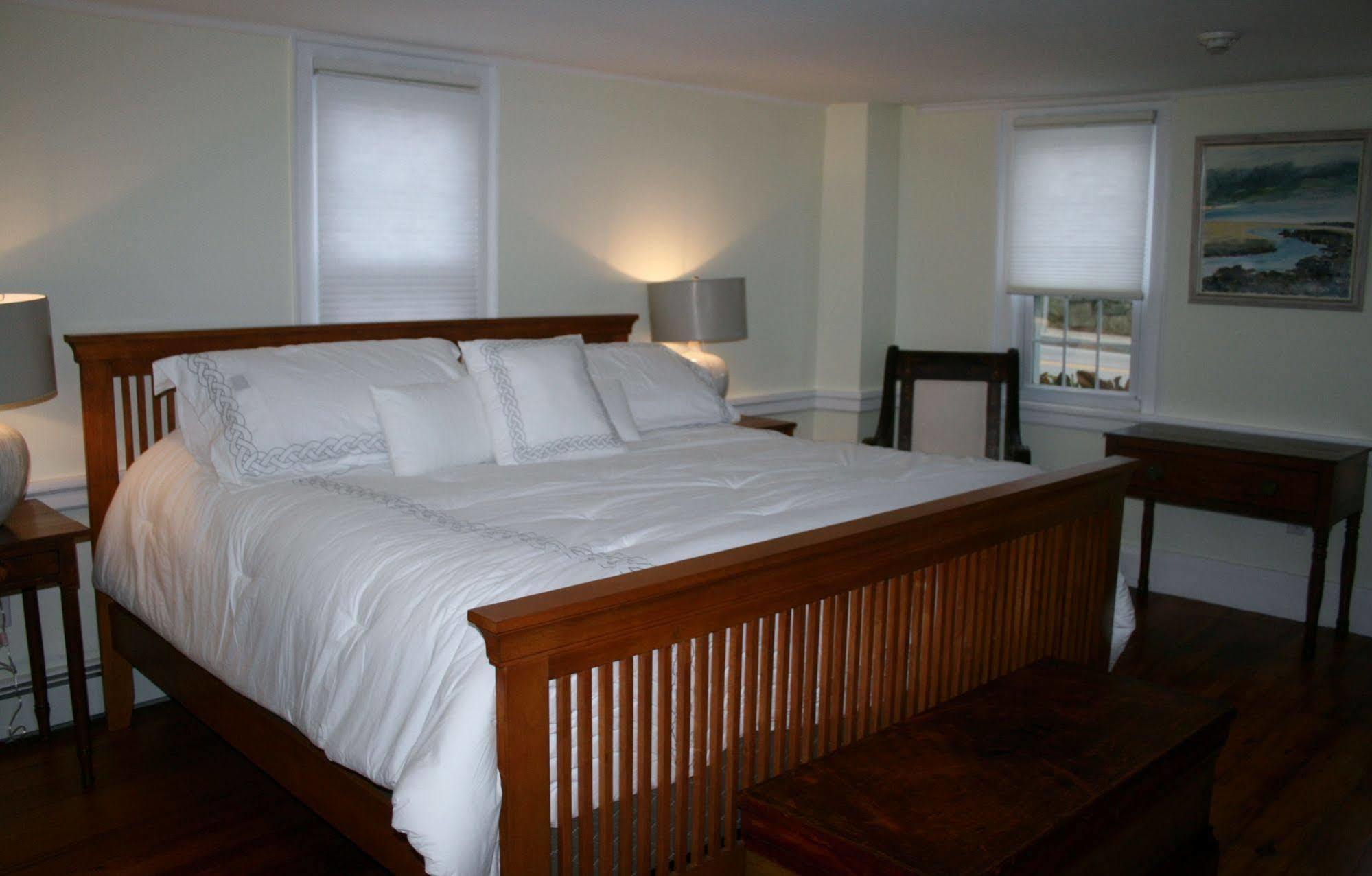 Shea'S Riverside Inn & Motel Essex Екстер'єр фото