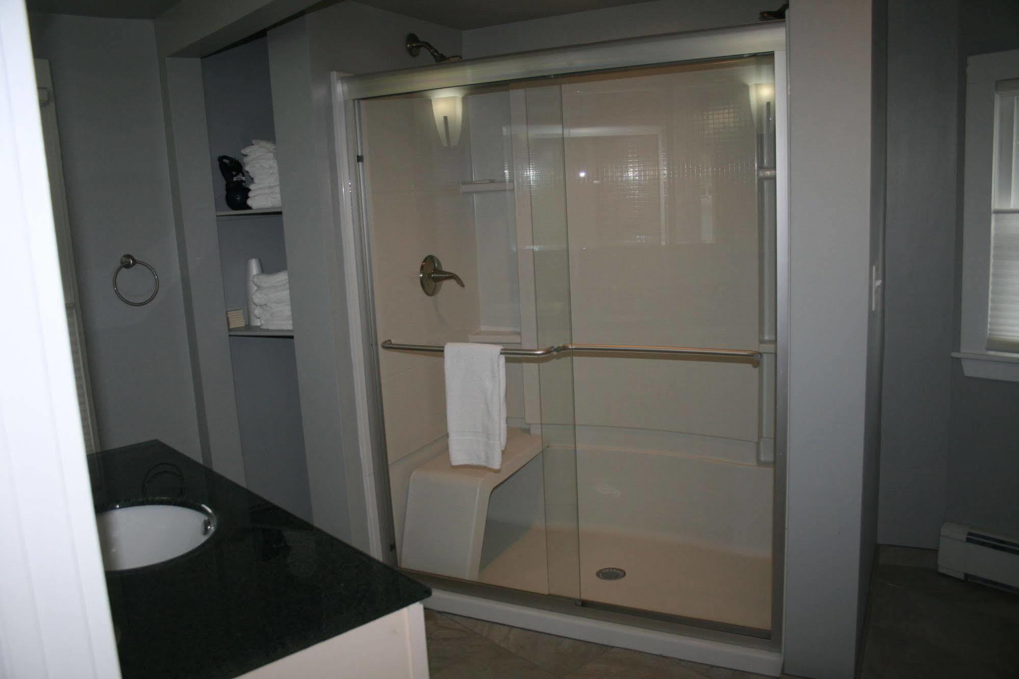 Shea'S Riverside Inn & Motel Essex Екстер'єр фото