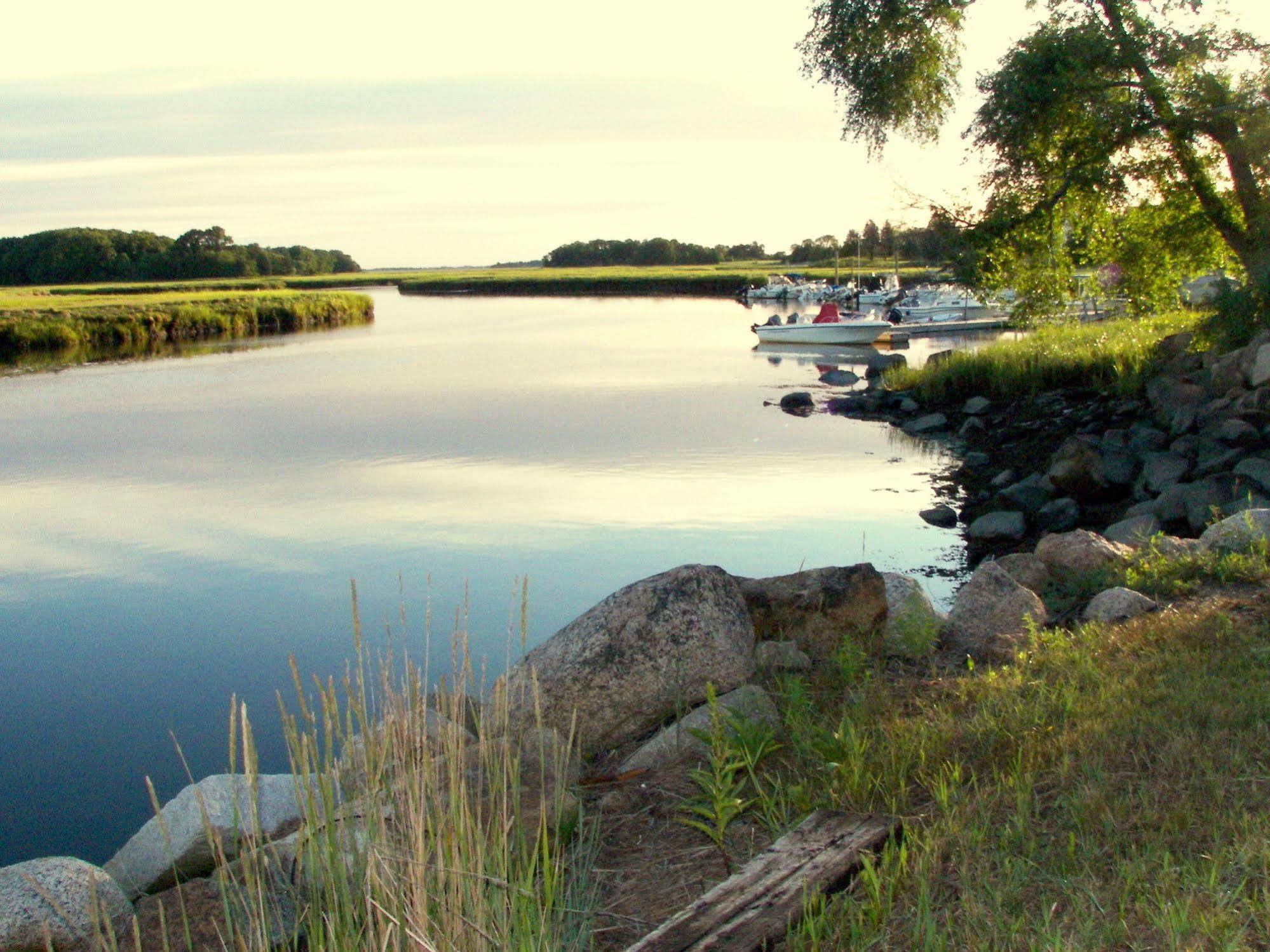 Shea'S Riverside Inn & Motel Essex Екстер'єр фото